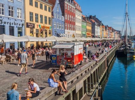 Η Δανία πετάει τις μάσκες και τα υγειονομικά πιστοποιητικά