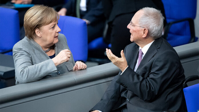 Ο Σόϊμπλε κατηγορεί τη Μέρκελ για τα προβλήματα του CDU