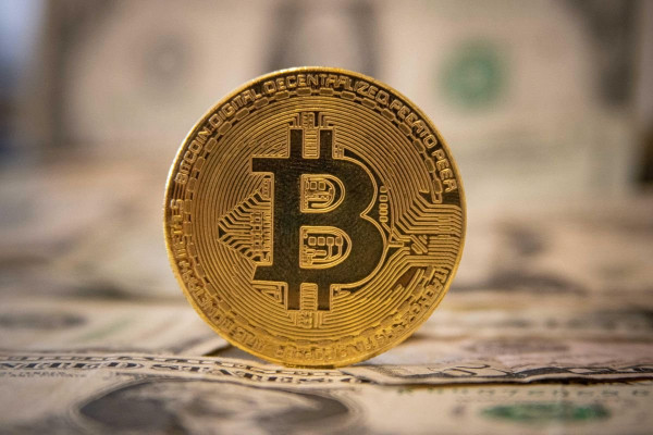 Σπάει όλα τα «κοντέρ» το bitcoin: Ξεπέρασε και τα 66.000 δολάρια