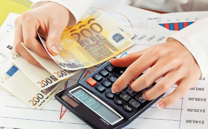 Κίνητρα πληρωμής με πλαστικό χρήμα μπορούν να μειώσουν το φόρο έως και κατά 2.200 ευρώ