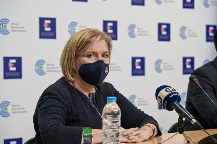 Κοροναϊός: Γιατί η Μίνα Γκάγκα καλεί να φοράμε μόνο μάσκα ΚΝ95