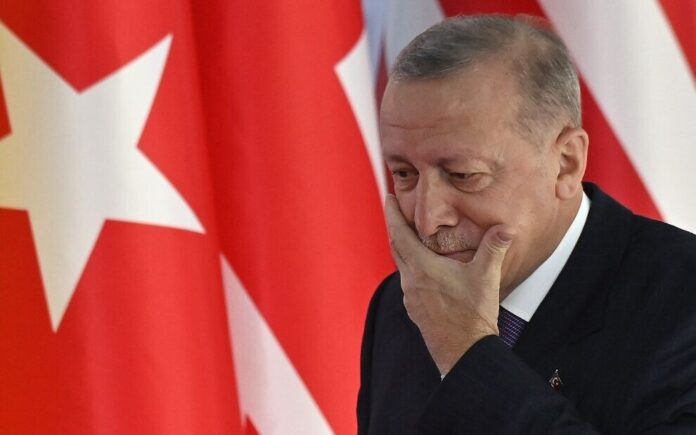 Τουρκία: Ο Ερντογάν συνεχίζει το... σόου με τα χαμηλά επιτόκια