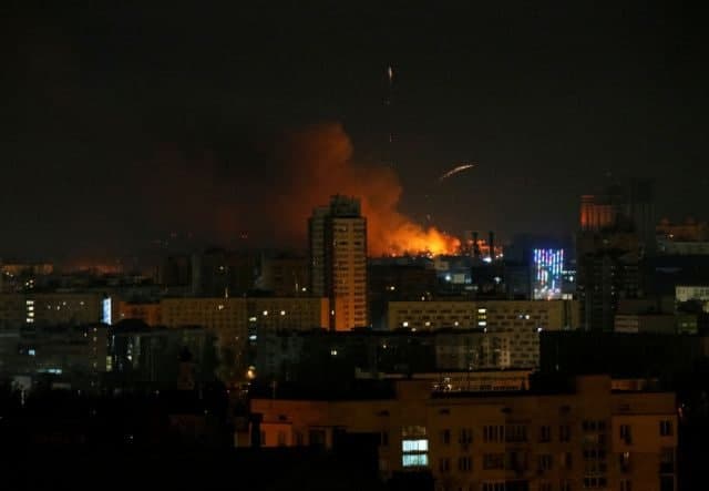 Νύχτα τρόμου: Οι Ρώσοι εισβολείς σφυροκοπούν το Κίεβο με μηχανοκίνητες μονάδες, πυραύλους και αεροπορικές επιδρομές..