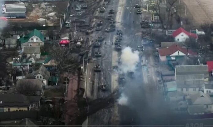 Τι αποκαλύπτει το βίντεο της επίθεσης των Ουκρανών σε ρωσική φάλαγγα αρμάτων μάχης και τεθωρακισμένων
