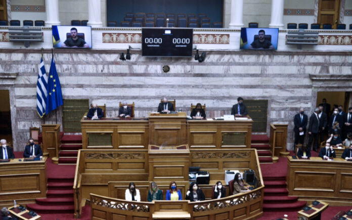 Εμφάνιση ελληνοουκρανού μαχητή του Τάγματος Αζοφ στη Βουλή