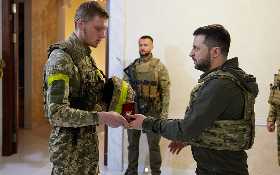 Ουκρανία: Για πρώτη φορά εκτός των «ορίων» του Κιέβου ο Ζελένσκι – Επισκέφθηκε στρατιώτες στο Χάρκοβο-1