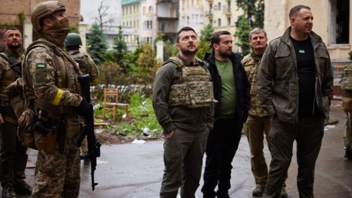 Η πρώτη εκτός Κιέβου επίσκεψη του Ζελένσκι στο Χάρκοβο απαντήθηκε με βομβαρδισμούς