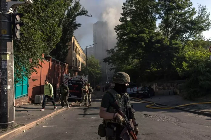 Οι Ρώσοι εισβολείς βομβάρδισαν πάλι το Κίεβο