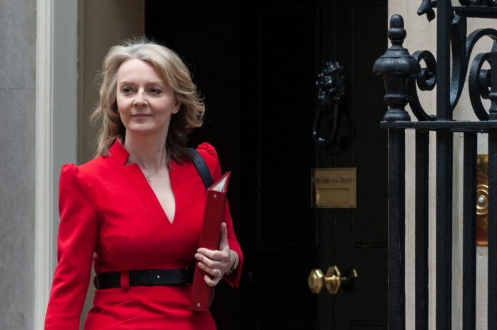Ηνωμένο Βασίλειο: Η 47χρονη υπουργός Εξωτερικών Λιζ Τρας είναι πλέον το αδιαφιλονίκητο φαβορί για την πρωθυπουργία