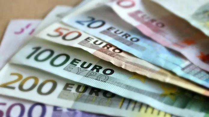 Bloomberg: Το ευρώ έχει υποχωρήσει περισσότερο από 12% έναντι του δολαρίου