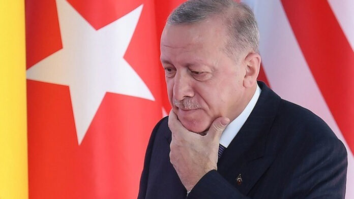 O Ερντογαν κινδυνεύει να χάσει τις εκλογές και μηχανεύεται τερτίπια για να παραμείνει στην προεδρία
