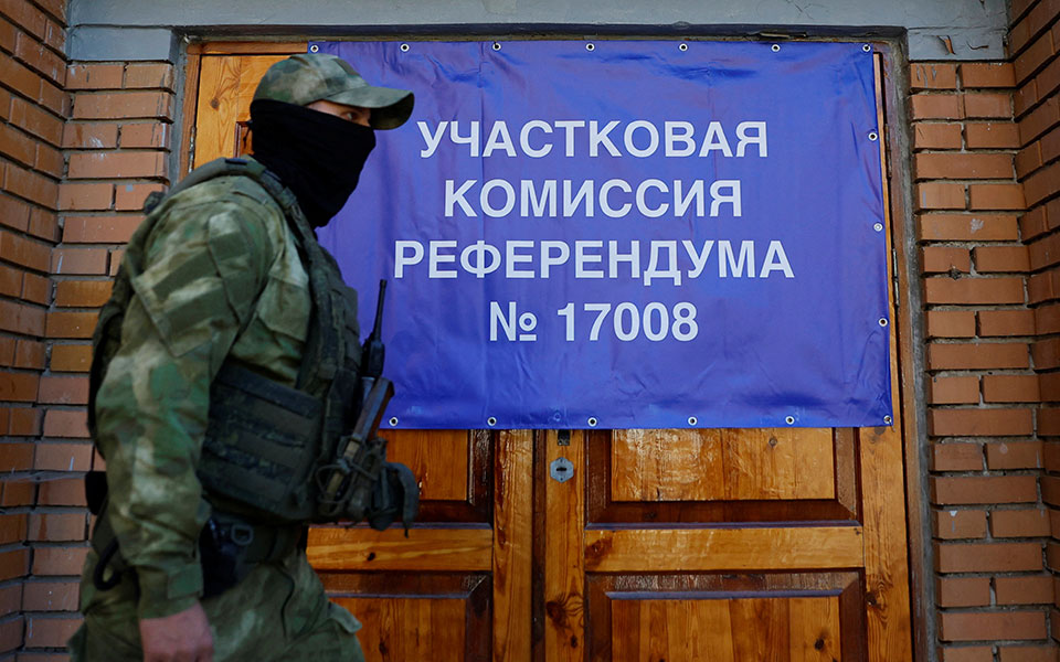 Ουκρανία: Άρχισαν τα «δημοψηφίσματα» σε κατεχόμενες περιοχές, εν μέσω αντιδράσεων και ρωσικών απειλών-1