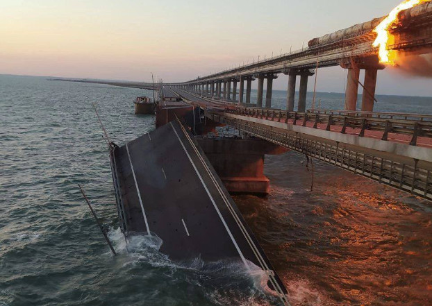 Ανατινάχτηκε κομβική γέφυρα για τη μεταφορά προμηθειών στις ρωσικές δυνάμεις στην Κριμαία