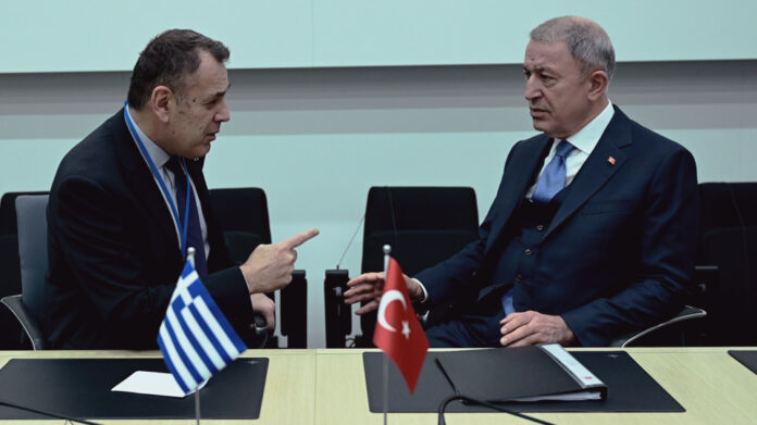 «Να παραμείνουν ανοιχτοί οι δίαυλοι επικοινωνίας» μεταξύ Ελλάδας και Τουρκίας συμφώνησαν Παναγιωτόπουλος - Ακάρ
