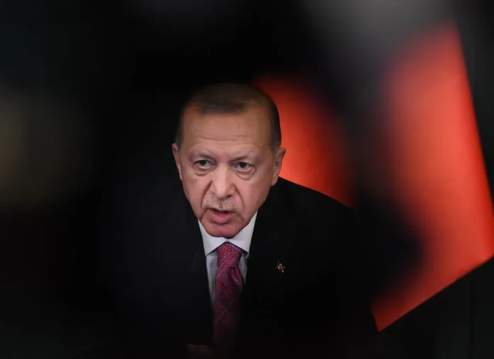 Σε κλοιό η Τουρκία: Στο όριο της διακοπής των διπλωματικών σχέσεων με Αίγυπτο