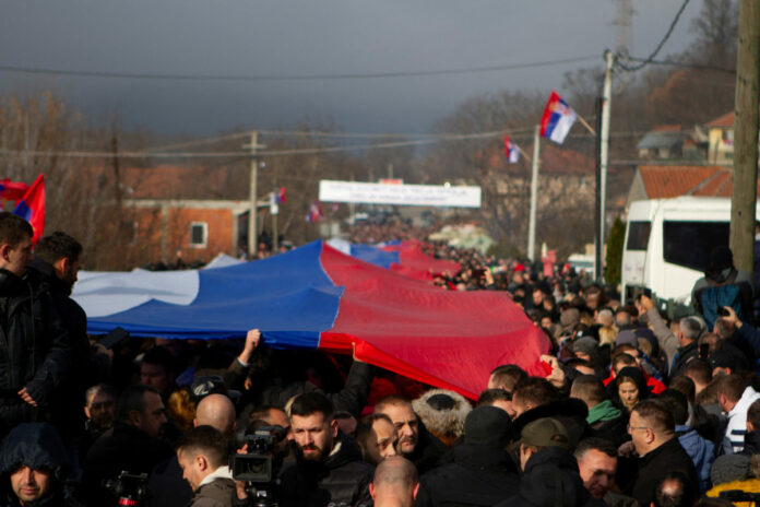 Μυρίζει... μπαρούτι στο Κόσοβο: Τεράστιες διαδηλώσεις Σέρβων