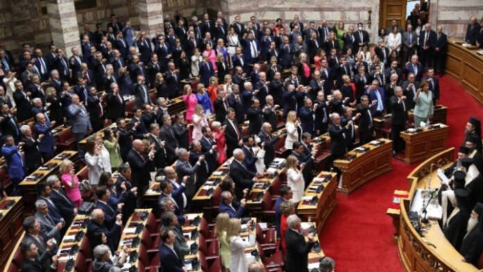 Βουλή: Ορκίστηκαν οι «300» των εκλογών της 21ης Μαΐου, με θητεία δύο ημερών