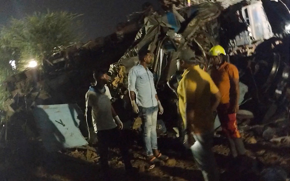 Ινδία: Τουλάχιστον 288 νεκροί από σύγκρουση τρένων-1