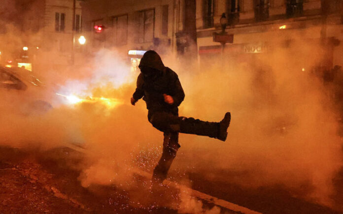 Η Γαλλία στις φλόγες