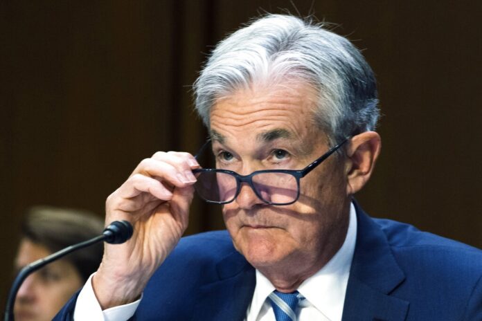 Αμετάβλητα άφησε τα επιτόκια η Fed στο 5,25% με 5,5%.