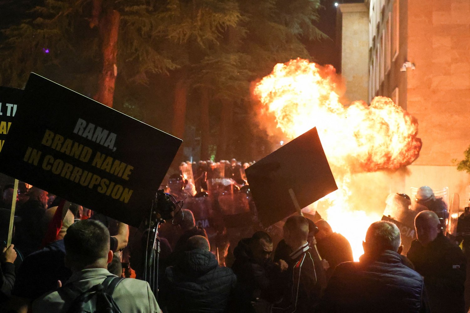 Επεισόδια και Διαδηλώσεις για την Παραίτηση του Πρωθυπουργού Ράμα στα Τίρανα