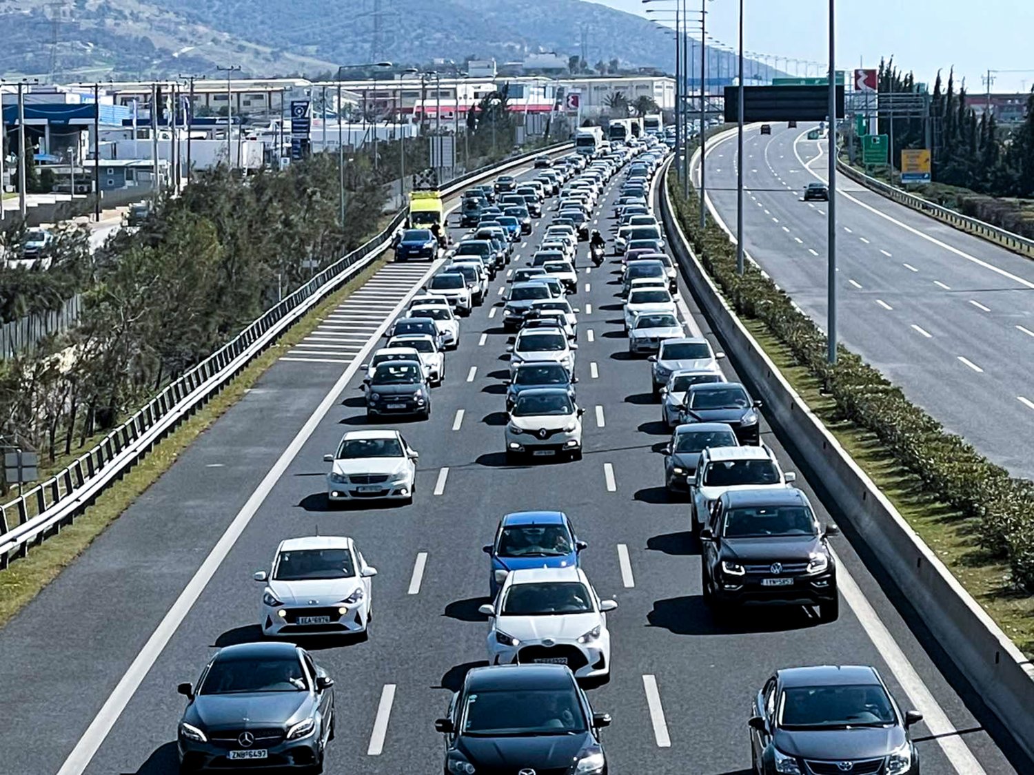 Κίνηση και καθυστερήσεις στους εθνικούς αυτοκινητόδρομους λόγω επιστροφής εκδρομέων 28ης Οκτωβρίου