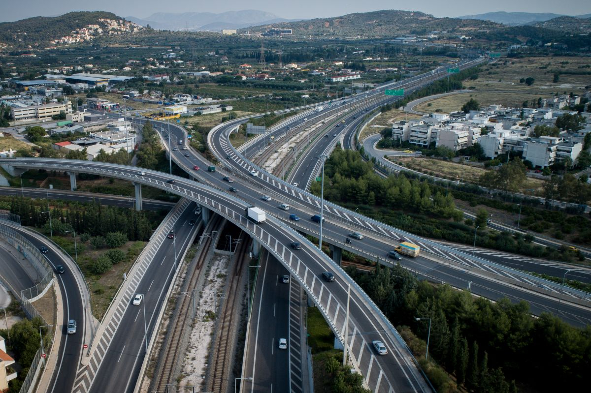 Καθυστερήσεις στην Αττική Οδό λόγω ανατροπής οχήματος προς αεροδρόμιο